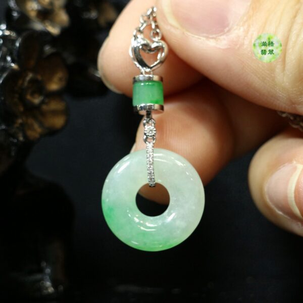 18k翡翠A貨玉器平安扣玉扣翡翠吊墜 翡翠介紹:平安扣玉吊墜,小巧玲瓏的玉扣,稍加妝扮,隨便搭配優雅服裝,低調婉約卻又魅力不減,女人味十足。