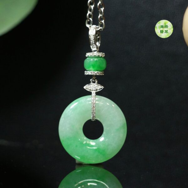 18k翡翠A貨玉器平安扣玉扣翡翠吊墜 翡翠介紹:平安扣玉吊墜,簡單中又蘊含著故事,正如最終我們摯愛的,只盼平且安。