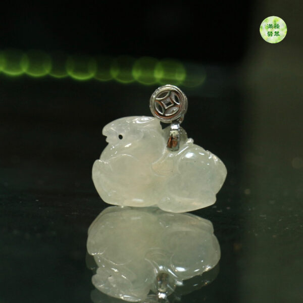 18K翡翠A貨玉器馬上有錢生肖馬翡翠吊墜 扣上面設計的圓形銅錢 和圓潤的唐馬造型相呼應 戴上它助你財源滾滾