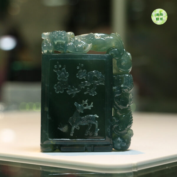 翡翠A貨玉器一路平安翡翠吊墜 介紹：作品獲十四屆中國神工獎優秀獎，鏤空構圖優美。