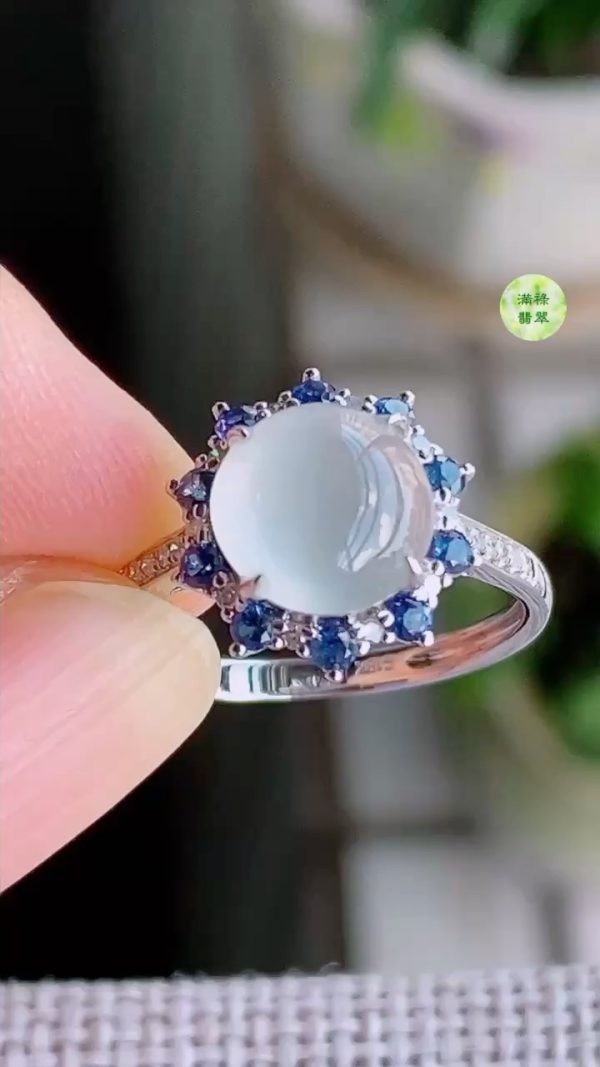 18K翡翠A貨玉器蛋面翡翠戒指 原本平淡無奇的妝扮增添藍寶石來一份亮點