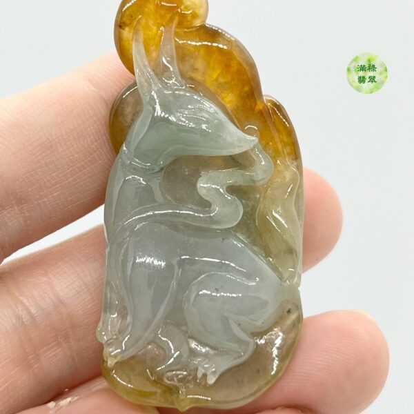 翡翠A貨玉器九尾狐翡翠吊墜 黃翡的部分設計成九條尾巴 寓意能夠吸引異性的好感