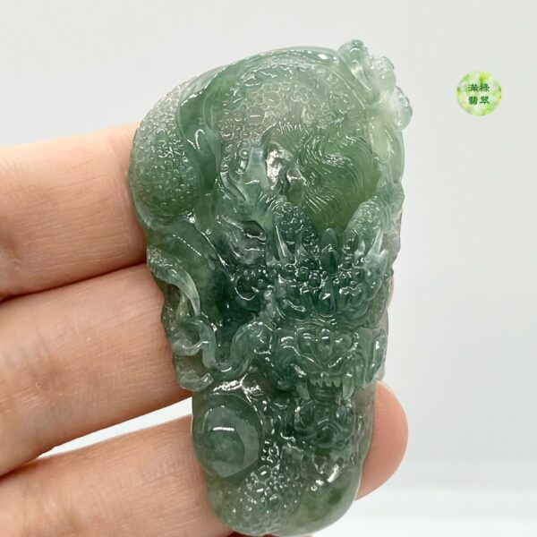 翡翠A貨玉器玉龍牌翡翠吊墜 翡翠介紹:翡翠龍牌適合屬雞、屬猴、屬鼠的人佩戴,能催生各方面的運勢,幫助事業得到提升,開拓財富運勢。