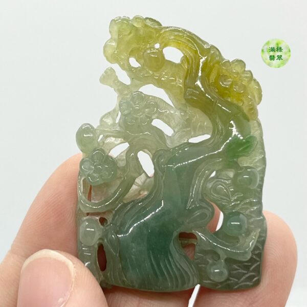 翡翠A貨玉器梅花翡翠吊墜 梅花是歲寒三友之一 人們都讚美她的傲雪精神 象徵高潔 堅強的人