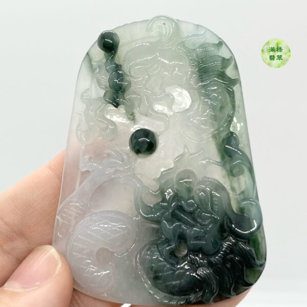 翡翠玉器A貨龍牌翡翠吊墜 寓意其事業繼續上升 未來擁有更多的威望 官運亨通 扶搖直上