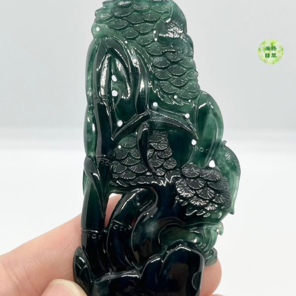 翡翠A貨玉器墨翠松樹翡翠吊墜 底質潤澤 松樹高山屹立 寓意堅韌不拔 自強不息