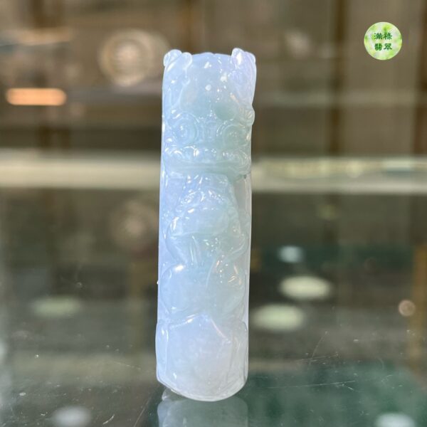 翡翠玉器A貨玉龍勾翡翠吊墜龍首與貔貅相對 諦謔教誨 表達了儒家文化長幼有序 融洽共處的含義