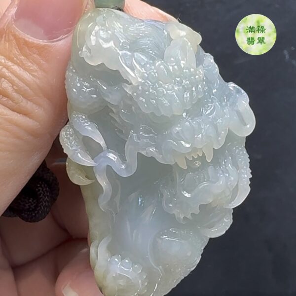 精美雕刻糯冰種翡翠A貨玉器龍牌——彰顯力量與吉祥寓意