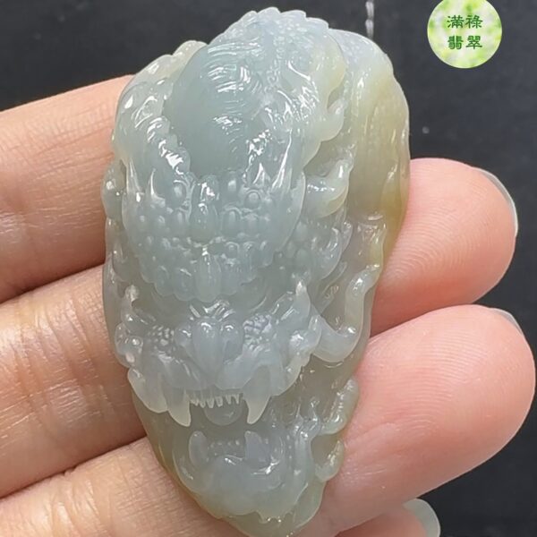 精雕細琢糯冰種翡翠A貨玉器龍牌——象徵力量與祥瑞的獨特佩飾
