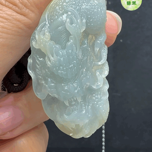 精雕細緻糯冰種翡翠A貨龍牌——呈現力量與祥瑞的高雅玉器