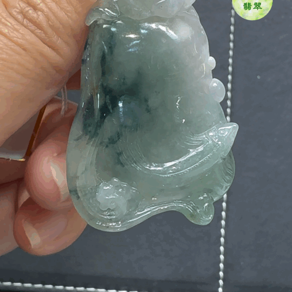 精緻雕刻糯冰種翡翠A貨荷花魚吊墜——平和與富足的優雅象徵