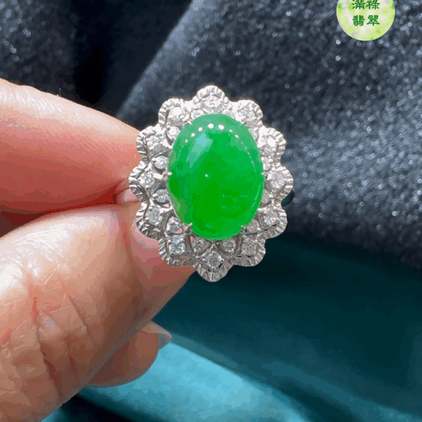 18K翡翠A貨玉器蛋面翡翠戒指主石約12 x 9.6mm整體尺寸約19 x 16.7 x 10.4mm