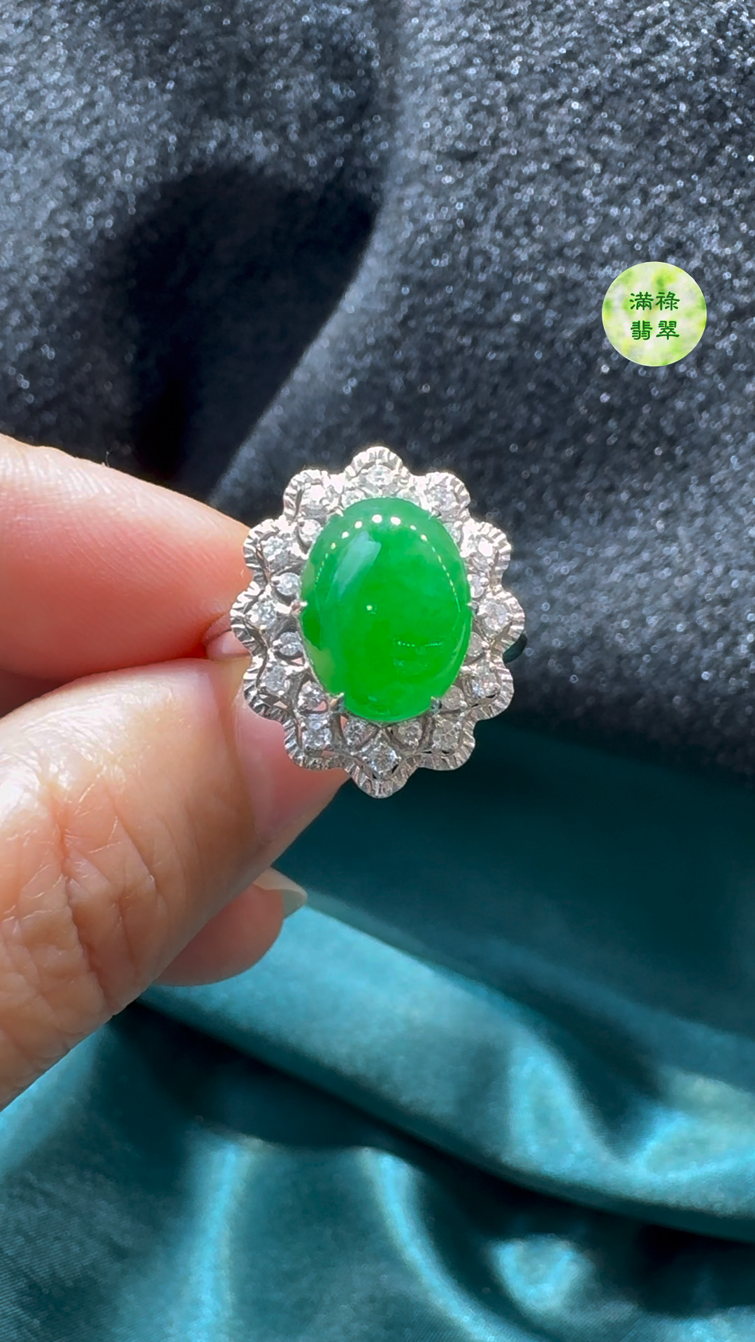 翡翠A貨玉器蛋面18K翡翠戒指主石約12 x 9.6mm整體尺寸約19 x 16.7 x 10.4mm 1 18K翡翠A貨玉器蛋面翡翠戒指主石約12 x 9.6mm整體尺寸約19 x 16.7 x 10.4mm