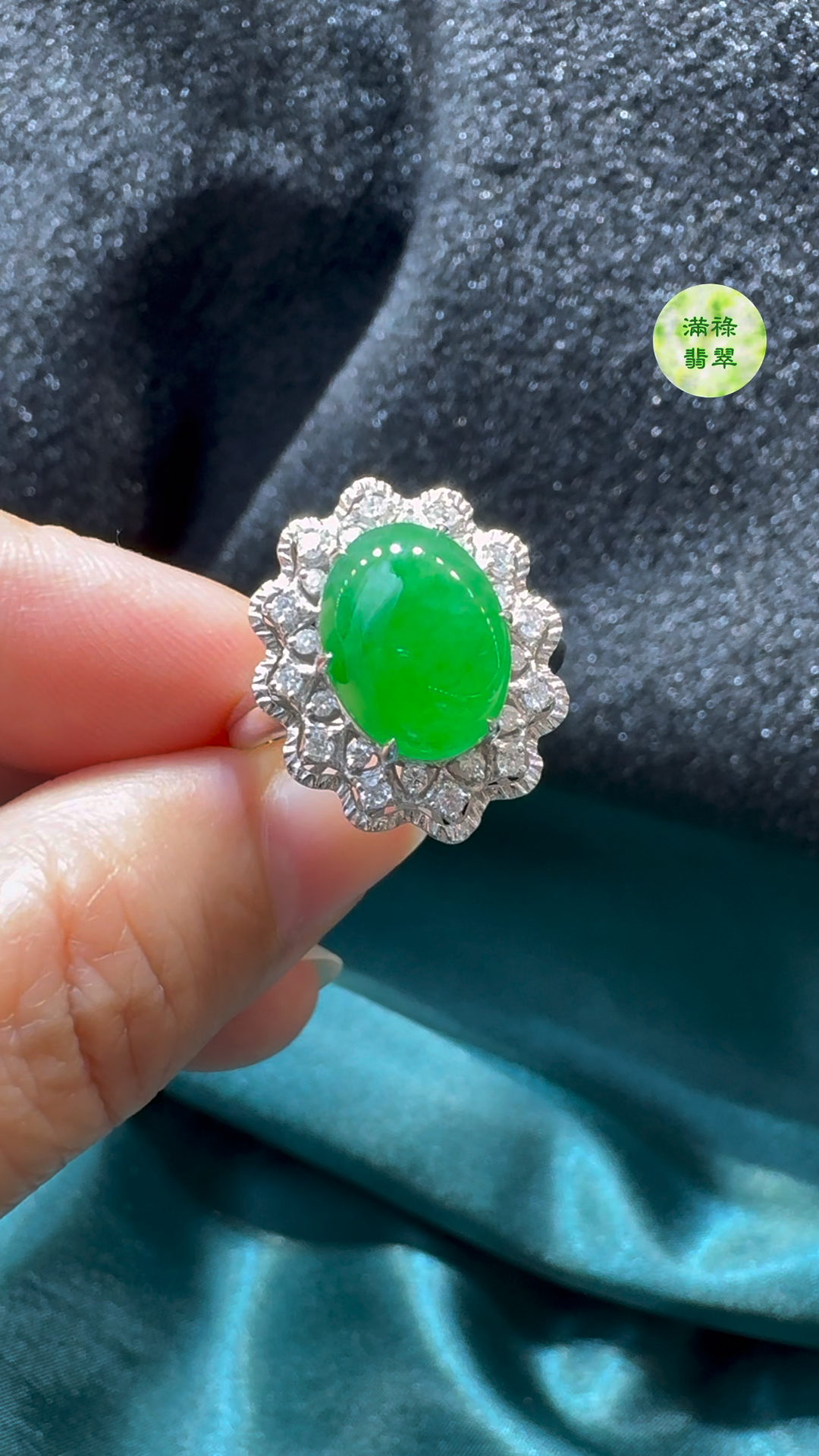 翡翠A貨玉器蛋面18K翡翠戒指主石約12 x 9.6mm整體尺寸約19 x 16.7 x 10.4mm 2 翡翠A貨玉器蛋面18K翡翠戒指主石約12 x 9.6mm整體尺寸約19 x 16.7 x 10.4mm - Image 2