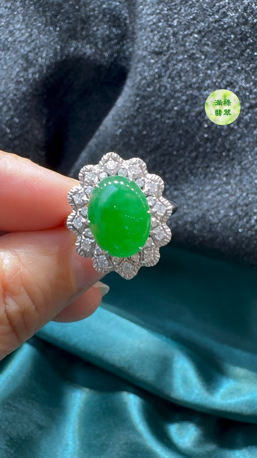 翡翠A貨玉器蛋面18K翡翠戒指主石約12 x 9.6mm整體尺寸約19 x 16.7 x 10.4mm 3 翡翠A貨玉器蛋面18K翡翠戒指主石約12 x 9.6mm整體尺寸約19 x 16.7 x 10.4mm - Image 3