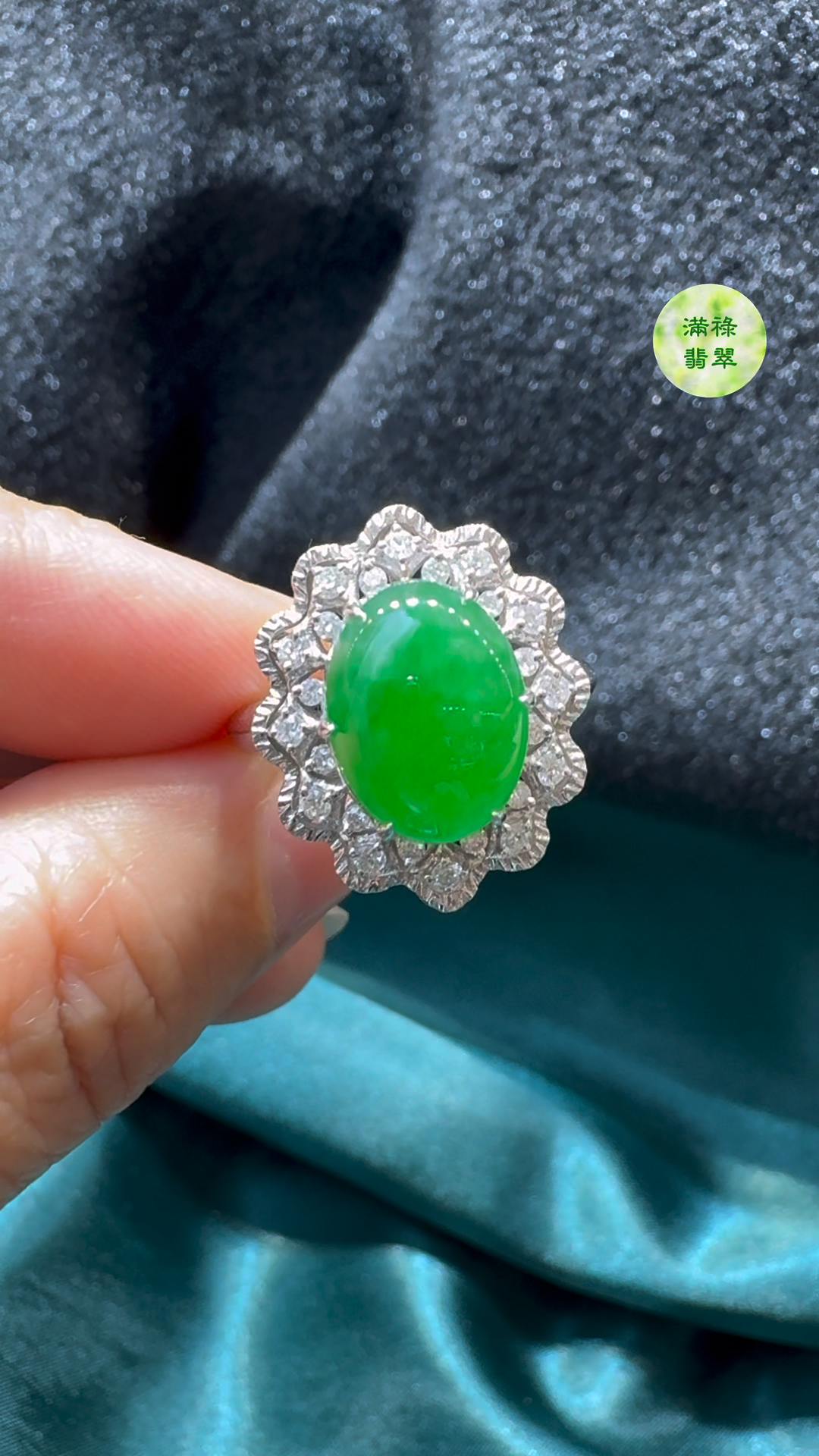 翡翠A貨玉器蛋面18K翡翠戒指主石約12 x 9.6mm整體尺寸約19 x 16.7 x 10.4mm 4 翡翠A貨玉器蛋面18K翡翠戒指主石約12 x 9.6mm整體尺寸約19 x 16.7 x 10.4mm - Image 4