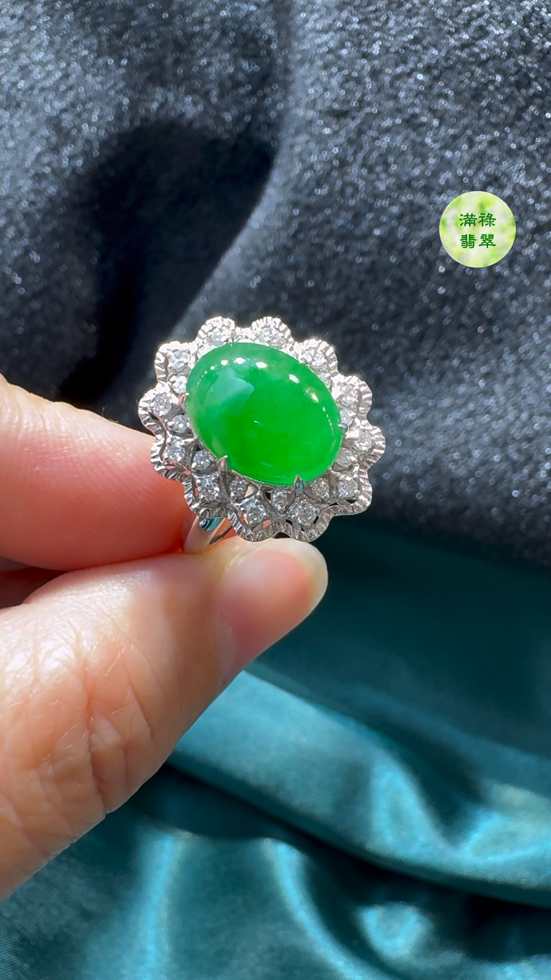 翡翠A貨玉器蛋面18K翡翠戒指主石約12 x 9.6mm整體尺寸約19 x 16.7 x 10.4mm 5 翡翠A貨玉器蛋面18K翡翠戒指主石約12 x 9.6mm整體尺寸約19 x 16.7 x 10.4mm - Image 5