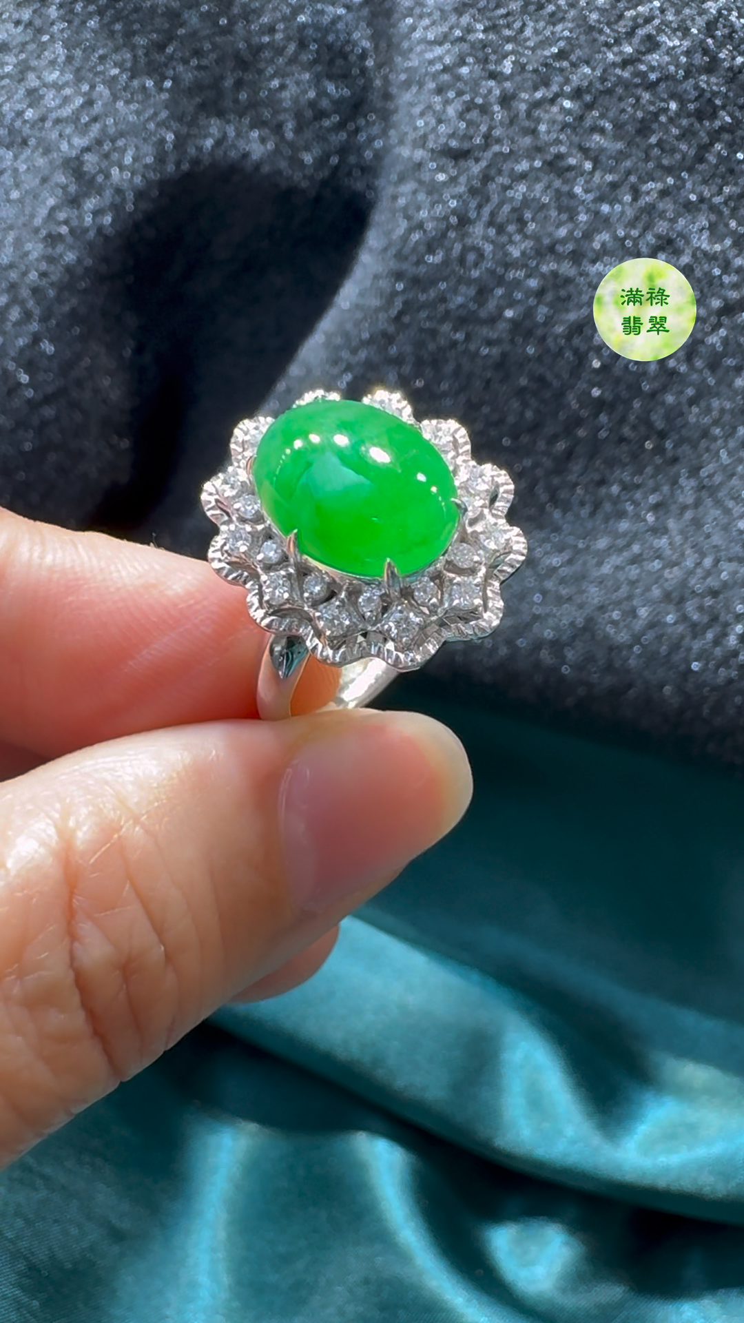 翡翠A貨玉器蛋面18K翡翠戒指主石約12 x 9.6mm整體尺寸約19 x 16.7 x 10.4mm 6 翡翠A貨玉器蛋面18K翡翠戒指主石約12 x 9.6mm整體尺寸約19 x 16.7 x 10.4mm - Image 6