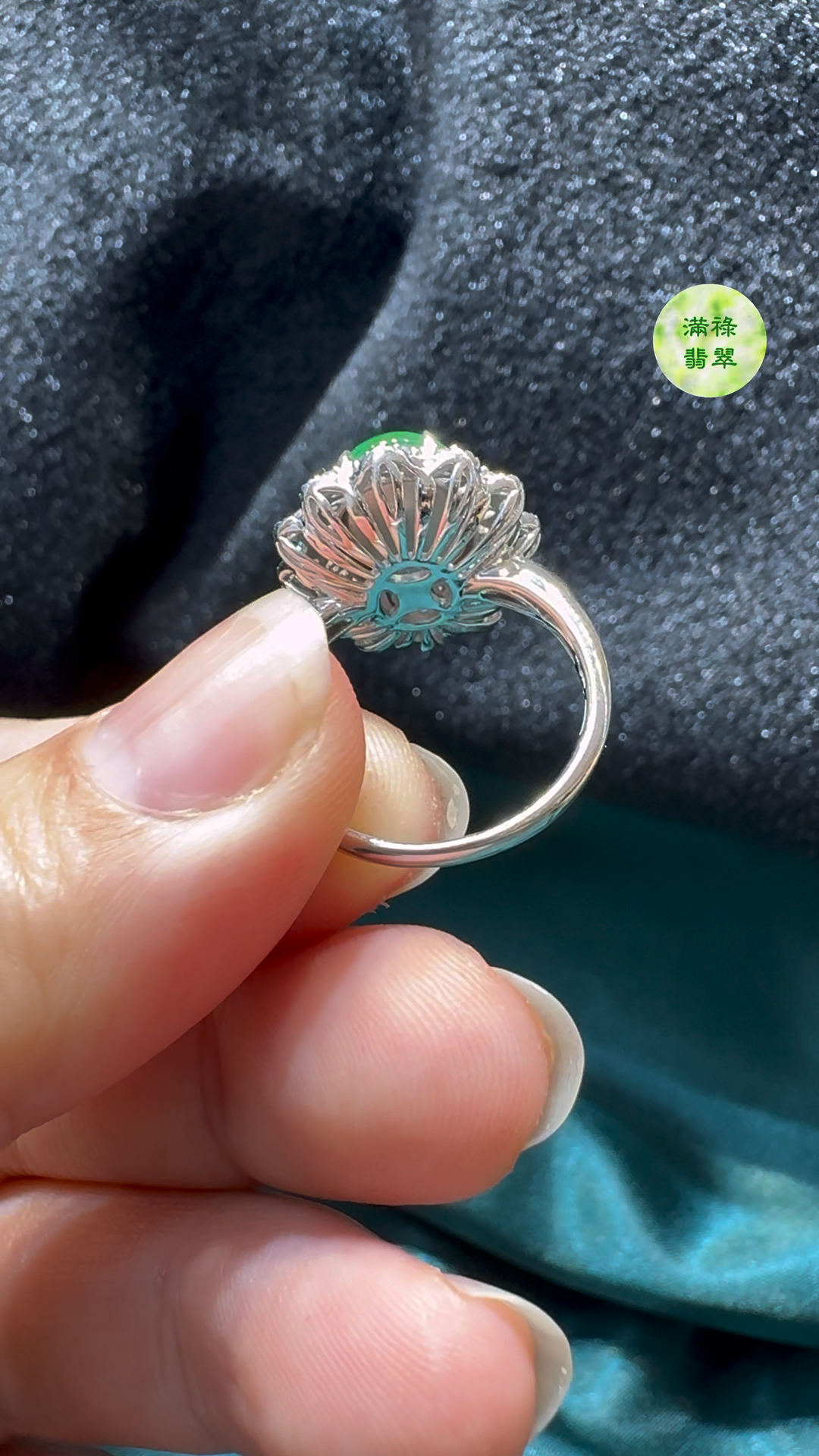 翡翠A貨玉器蛋面18K翡翠戒指主石約12 x 9.6mm整體尺寸約19 x 16.7 x 10.4mm 9 翡翠A貨玉器蛋面18K翡翠戒指主石約12 x 9.6mm整體尺寸約19 x 16.7 x 10.4mm - Image 9