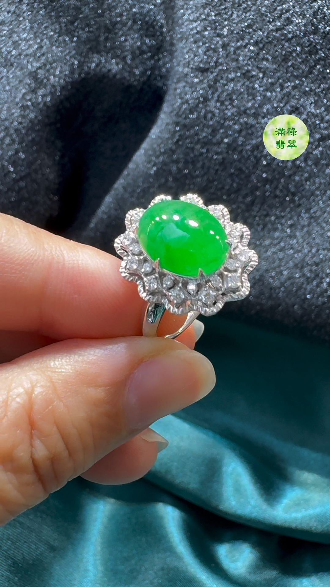 翡翠A貨玉器蛋面18K翡翠戒指主石約12 x 9.6mm整體尺寸約19 x 16.7 x 10.4mm 7 翡翠A貨玉器蛋面18K翡翠戒指主石約12 x 9.6mm整體尺寸約19 x 16.7 x 10.4mm - Image 7