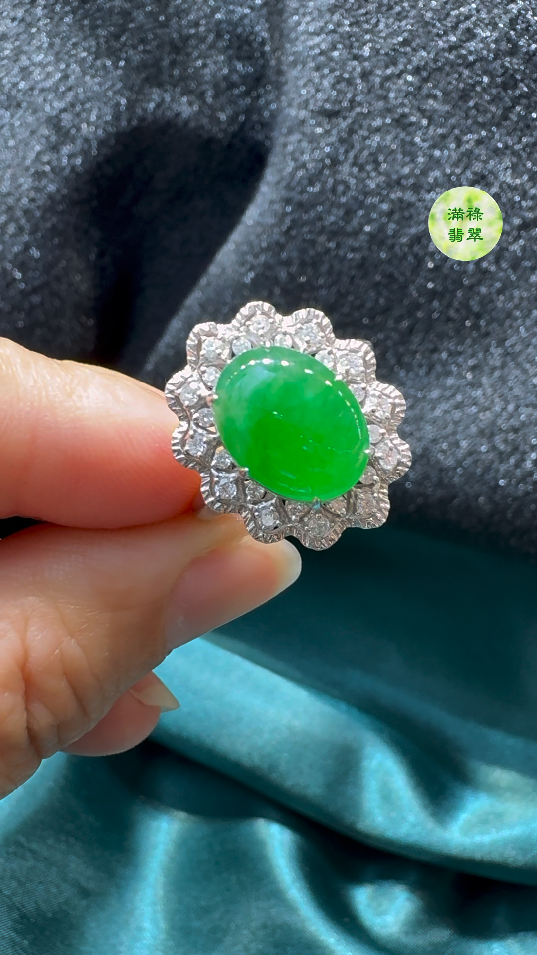 翡翠A貨玉器蛋面18K翡翠戒指主石約12 x 9.6mm整體尺寸約19 x 16.7 x 10.4mm 8 翡翠A貨玉器蛋面18K翡翠戒指主石約12 x 9.6mm整體尺寸約19 x 16.7 x 10.4mm - Image 8