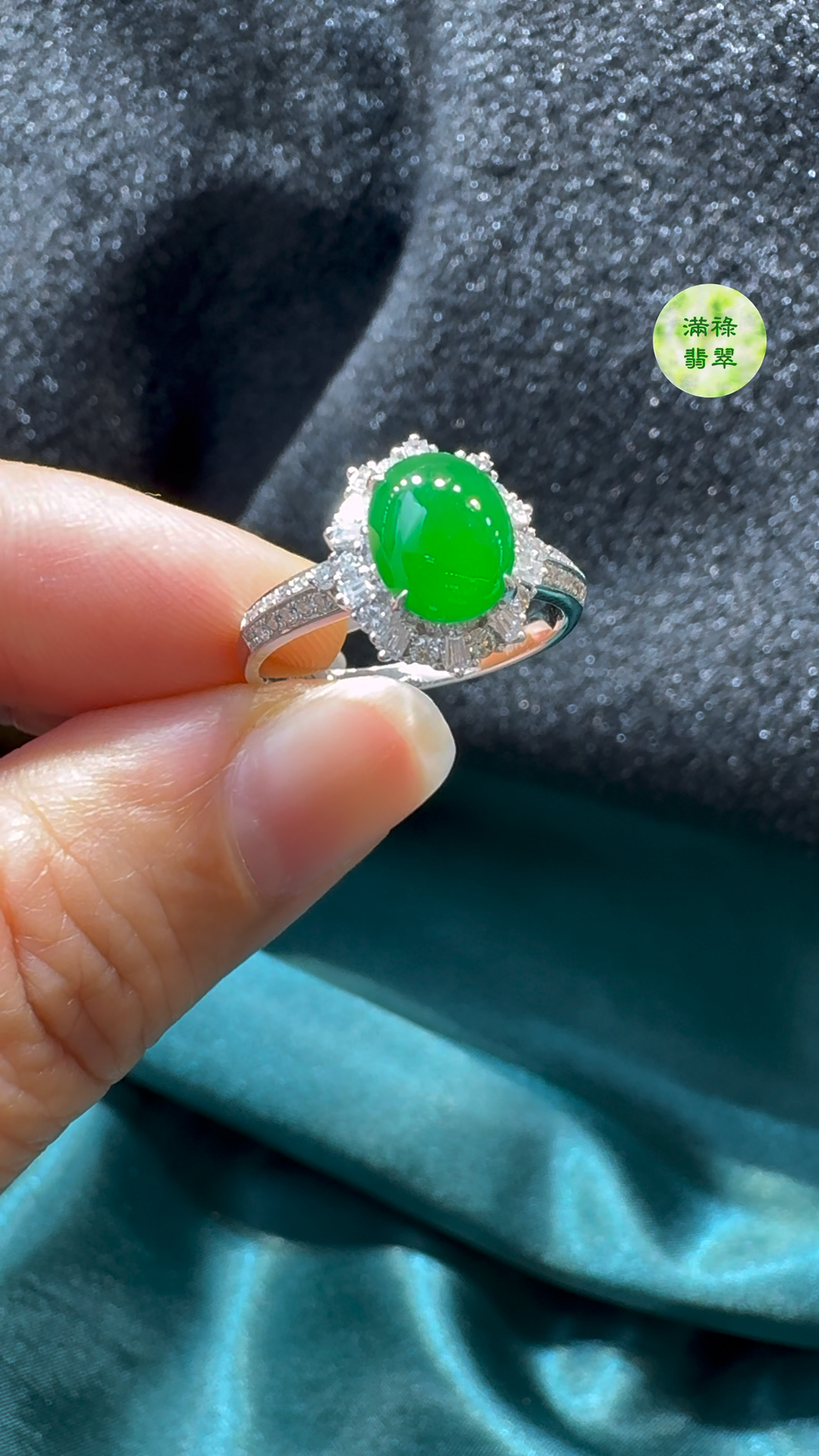 18K翡翠A貨玉器蛋面翡翠戒指主石約8.4 x7.1mm整體尺寸約11.8 x 10.7 x 7.7mm 2 18K翡翠A貨玉器蛋面翡翠戒指主石約8.4 x7.1mm整體尺寸約11.8 x 10.7 x 7.7mm - Image 2