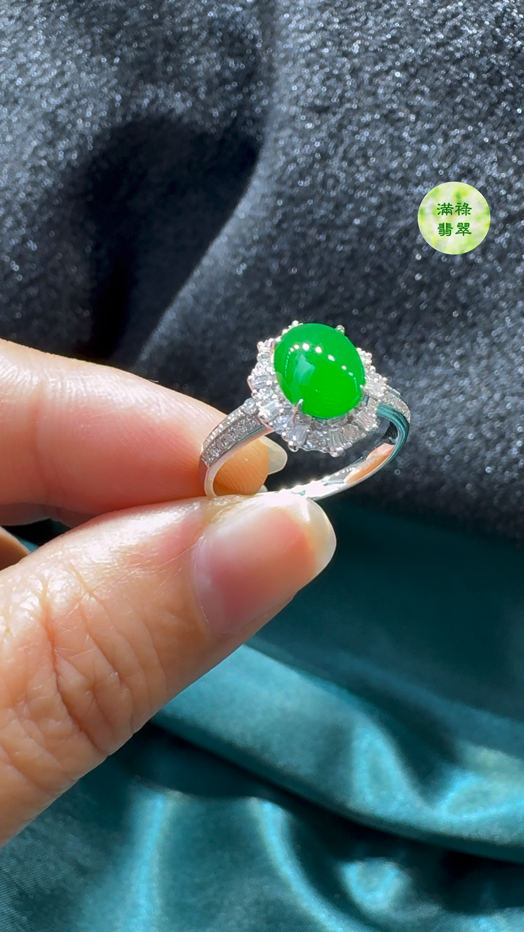 18K翡翠A貨玉器蛋面翡翠戒指主石約8.4 x7.1mm整體尺寸約11.8 x 10.7 x 7.7mm 4 18K翡翠A貨玉器蛋面翡翠戒指主石約8.4 x7.1mm整體尺寸約11.8 x 10.7 x 7.7mm - Image 4