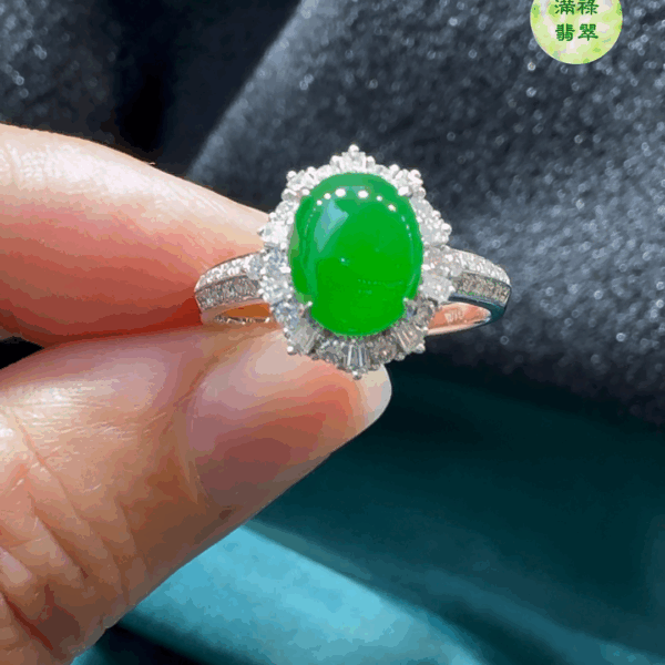 18K翡翠A貨玉器蛋面翡翠戒指主石約8.4 x7.1mm整體尺寸約11.8 x 10.7 x 7.7mm