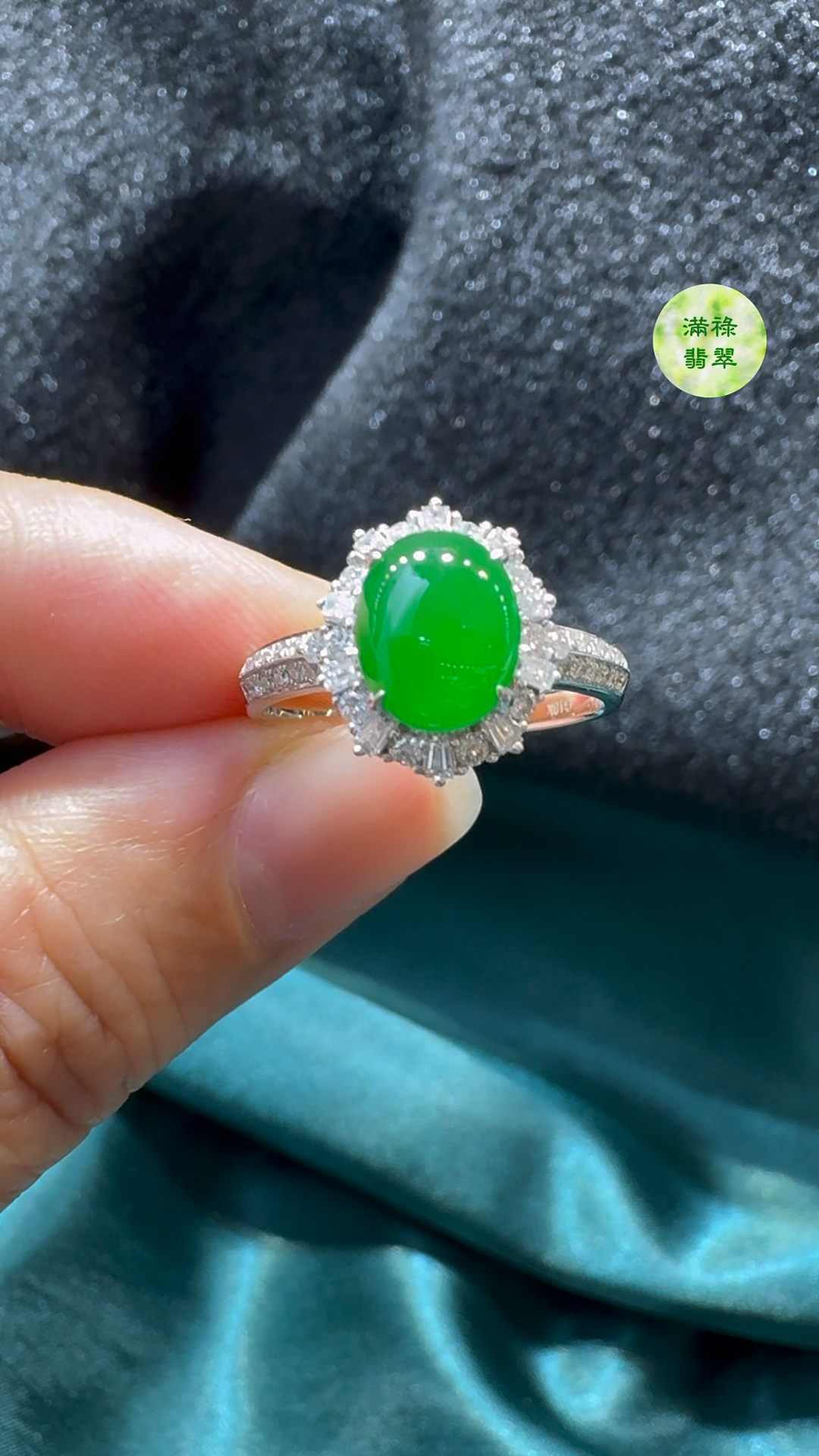 18K翡翠A貨玉器蛋面翡翠戒指主石約8.4 x7.1mm整體尺寸約11.8 x 10.7 x 7.7mm 1 18K翡翠A貨玉器蛋面翡翠戒指主石約8.4 x7.1mm整體尺寸約11.8 x 10.7 x 7.7mm