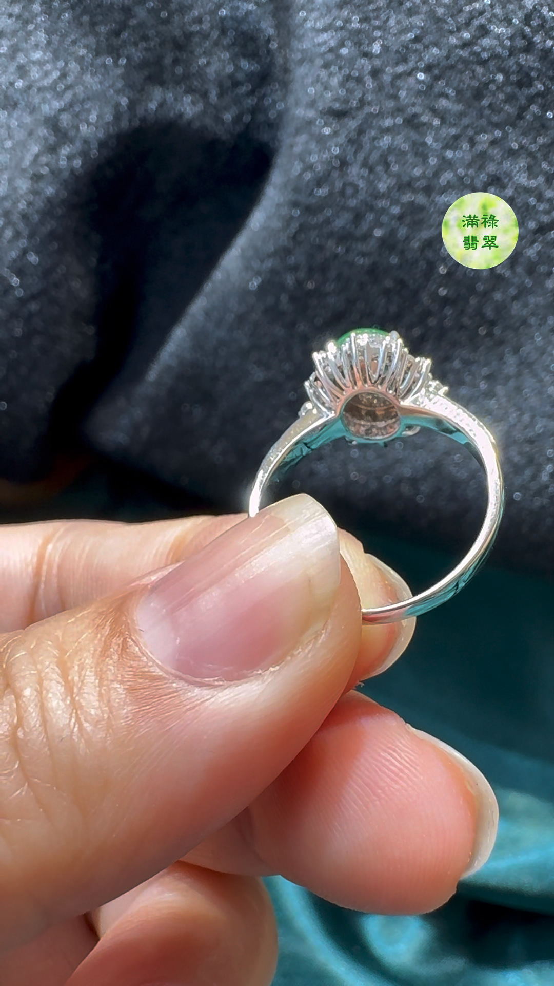 18K翡翠A貨玉器蛋面翡翠戒指主石約8.4 x7.1mm整體尺寸約11.8 x 10.7 x 7.7mm 10 18K翡翠A貨玉器蛋面翡翠戒指主石約8.4 x7.1mm整體尺寸約11.8 x 10.7 x 7.7mm - Image 10