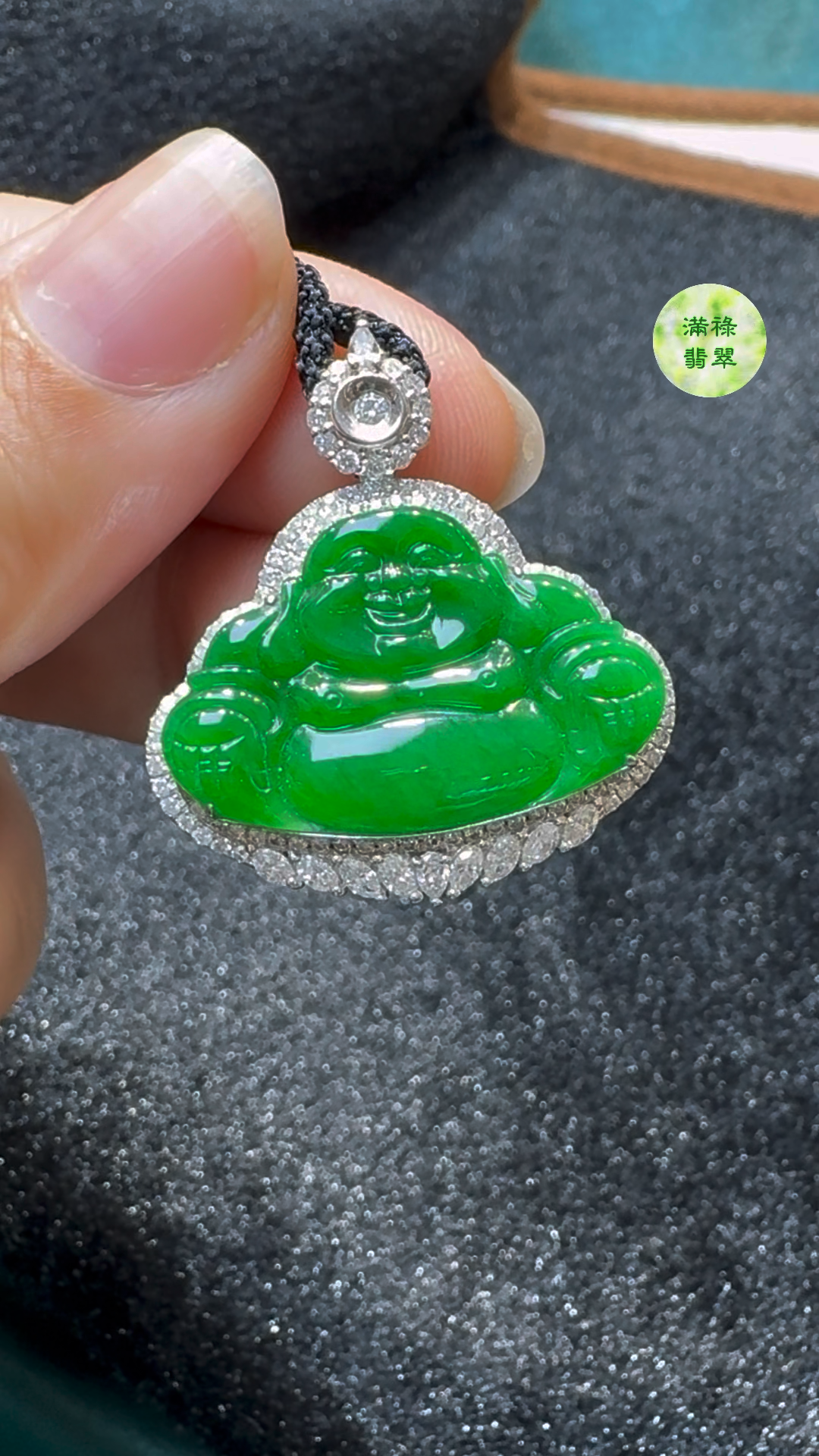 18K翡翠A貨玉器正陽綠翡翠彌勒佛公玉吊墜 約29 x 27 x 8.5 mm/主石24x16mm 3 18K翡翠A貨玉器正陽綠翡翠彌勒佛公玉吊墜 約29 x 27 x 8.5 mm/主石24x16mm - Image 3