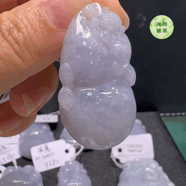 翡翠A貨玉器紫羅蘭如意翡翠吊墜 尺寸： 40 x 22 x 11 mm