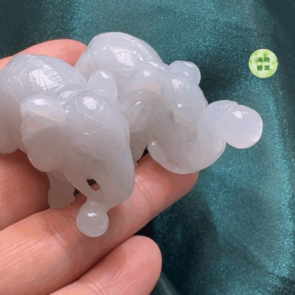 翡翠A貨玉器大象一對 尺寸： 53 x 29 x 18 mm、42 x 29 x 21 mm