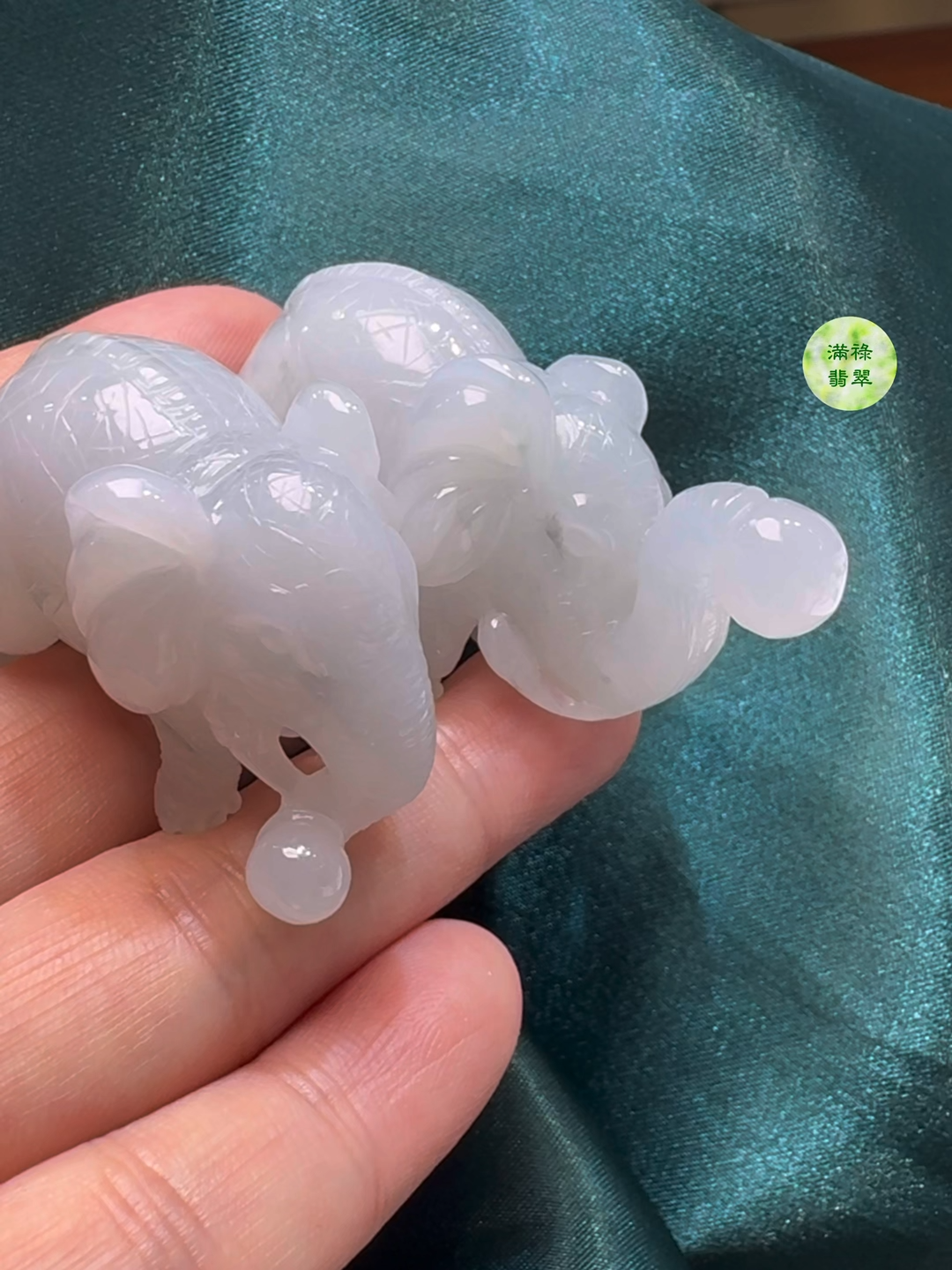 翡翠A貨玉器大象一對53 x 29 x 18mm、42 x 29 x 21mm 1 翡翠A貨玉器大象一對 尺寸: 53 x 29 x 18 mm、42 x 29 x 21 mm