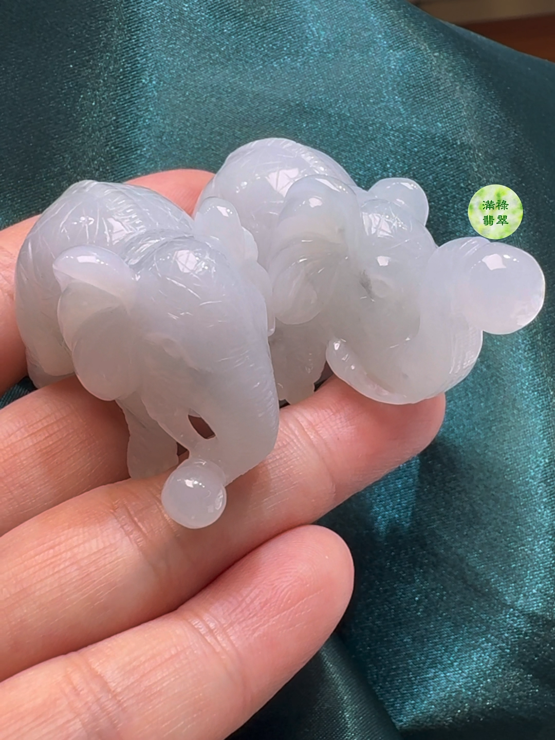 翡翠A貨玉器大象一對53 x 29 x 18mm、42 x 29 x 21mm 2 翡翠A貨玉器大象一對53 x 29 x 18mm、42 x 29 x 21mm - Image 2