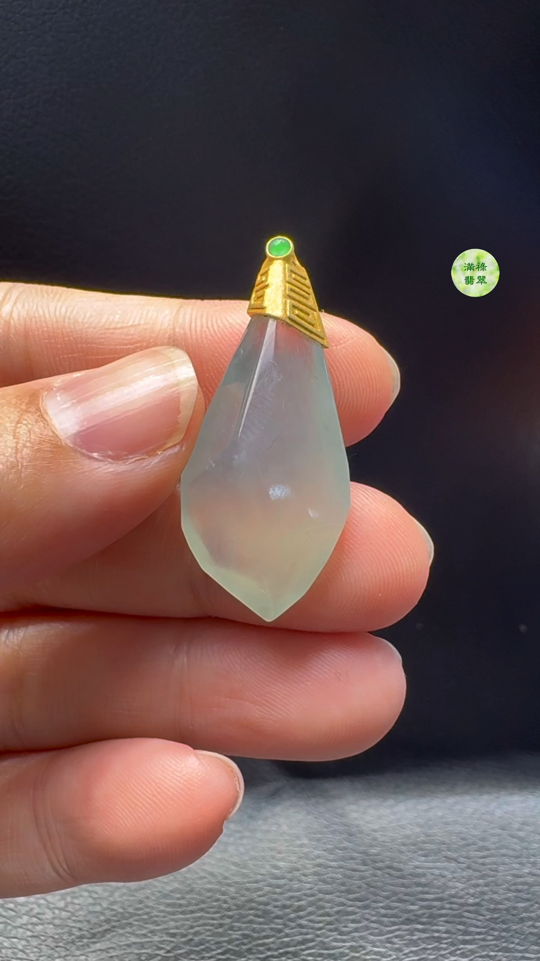 18K翡翠A貨玉器隨形翡翠吊墜 36-16-9.3mm 1 18K翡翠A貨玉器隨形翡翠吊墜 尺寸: 36-16-9.3mm