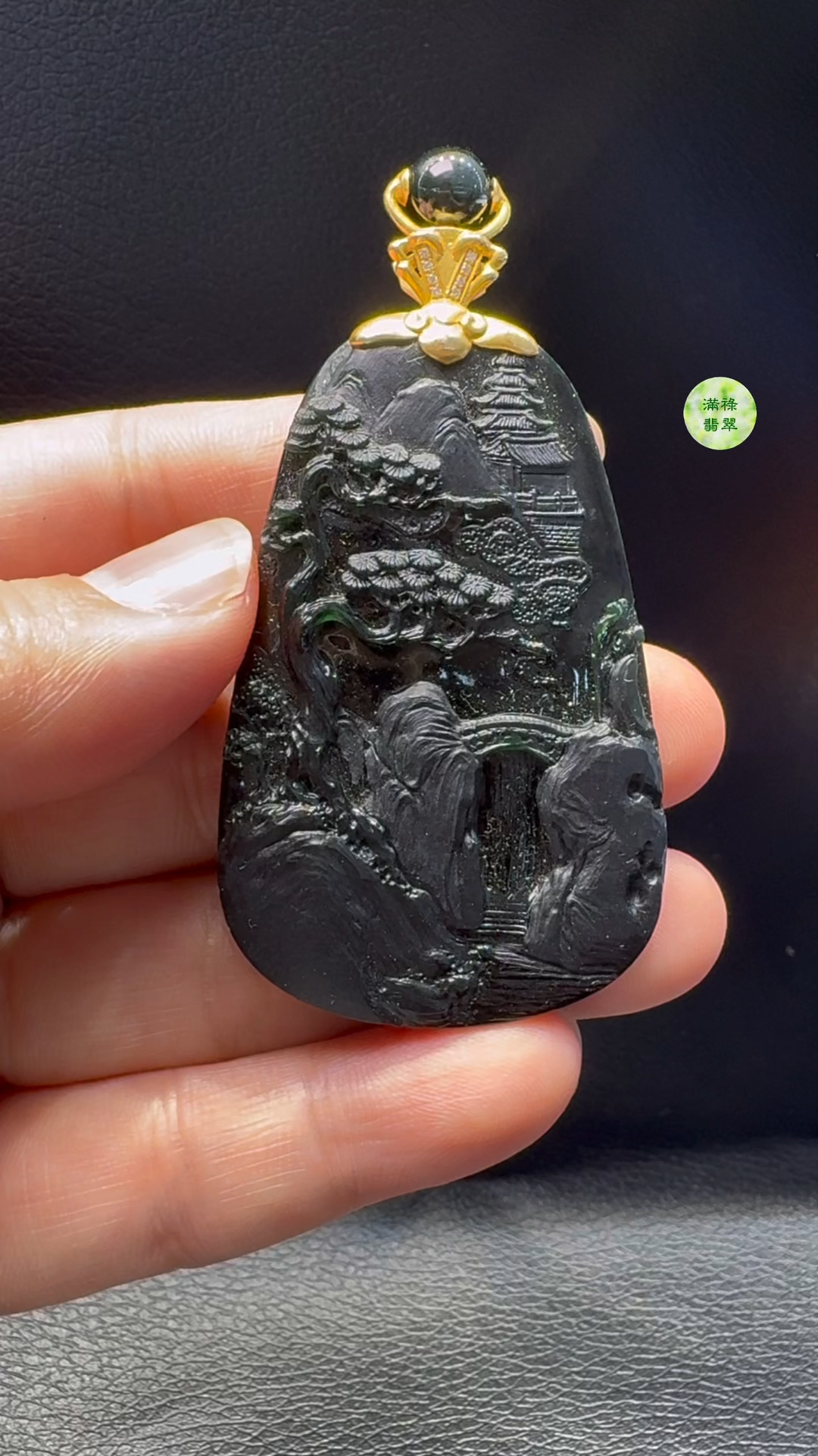 18K翡翠A貨玉器墨翠山水牌翡翠吊墜 整個 70-36-5.6mm 主石 56-36-5.6mm 1 18K翡翠A貨玉器墨翠山水牌翡翠吊墜 整個 70-36-5.6mm 主石 56-36-5.6mm