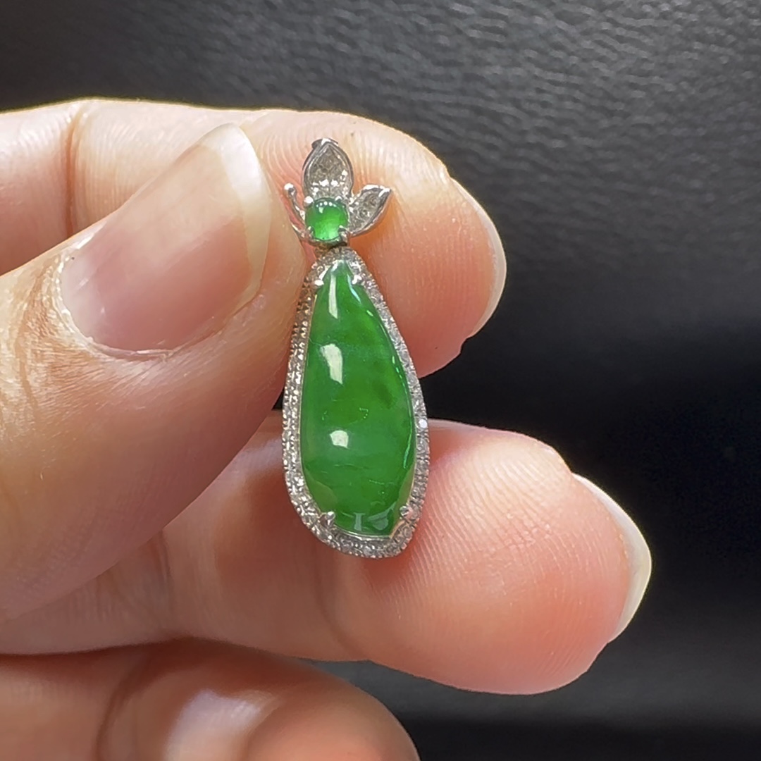 18K翡翠A貨玉器福豆翡翠吊墜 整個25-13-7.8mm 1 18K翡翠A貨玉器福豆翡翠吊墜 整個25-13-7.8mm