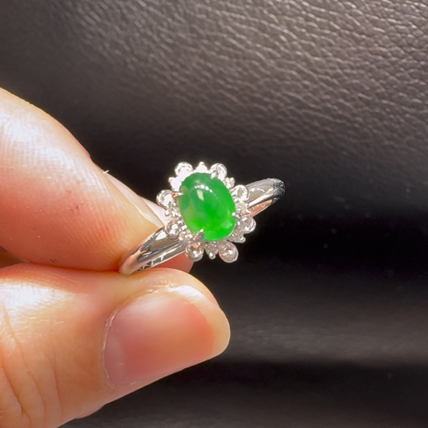 18K翡翠A貨玉器蛋面翡翠戒指 尺寸：主石6.7-4.6mm