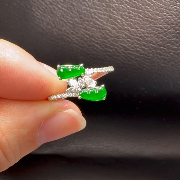 18K翡翠A貨玉器福豆翡翠戒指 尺寸：主石6-3.1mm