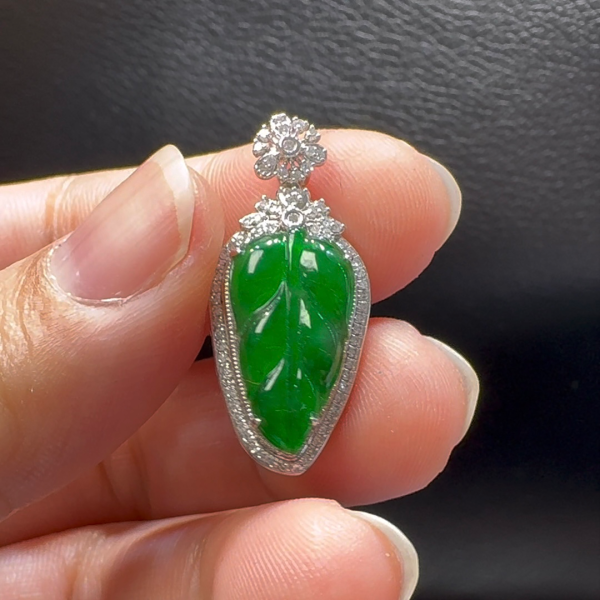 18K翡翠A貨玉器玉葉樹葉翡翠吊墜 整個 28.4-13-6.8mm