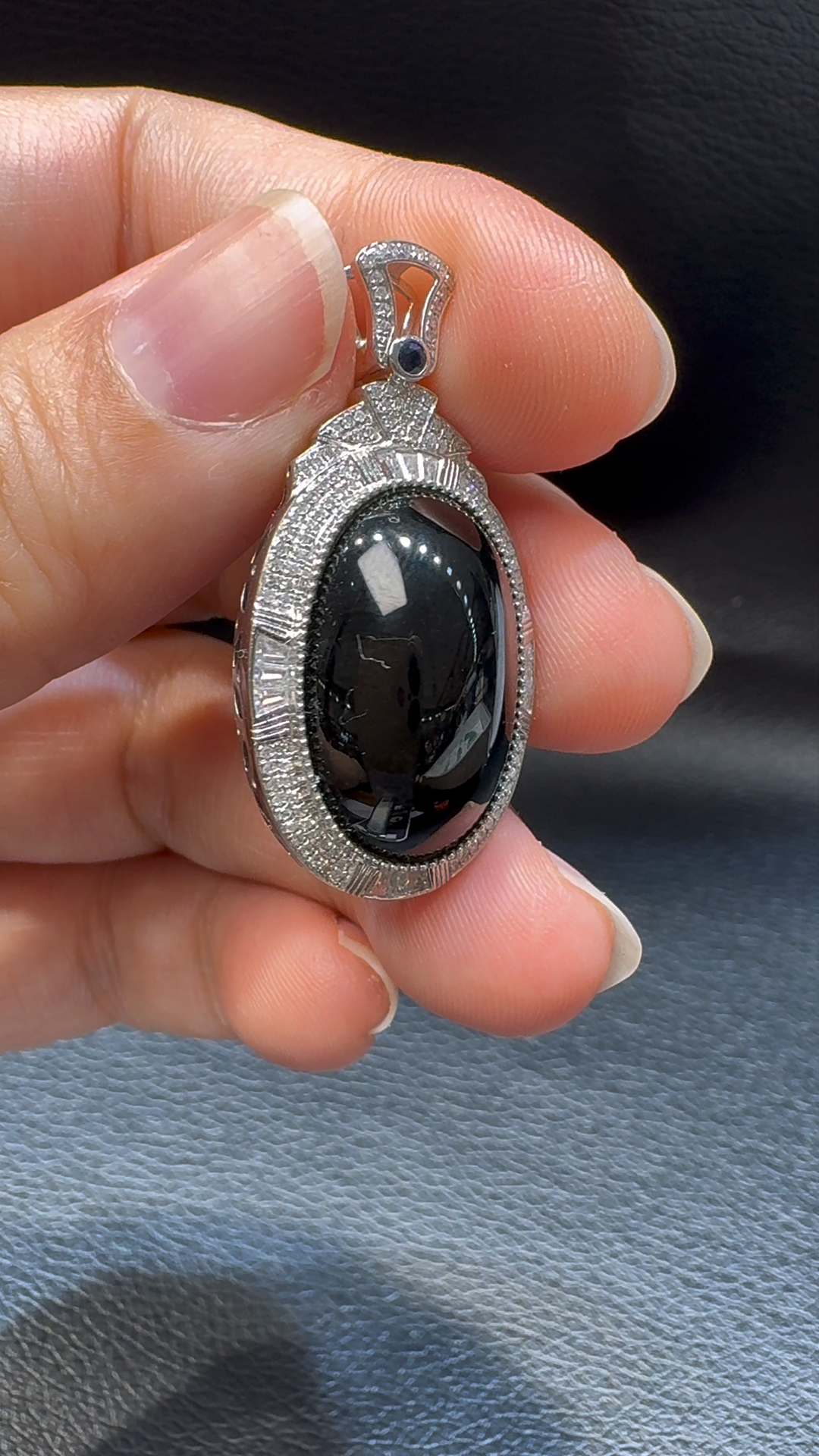 18K翡翠A貨玉器墨翠蛋面翡翠吊墜 整個37-19-10主石20-13-4mm 5 18K翡翠A貨玉器墨翠蛋面翡翠吊墜 整個37-19-10主石20-13-4mm - Image 5