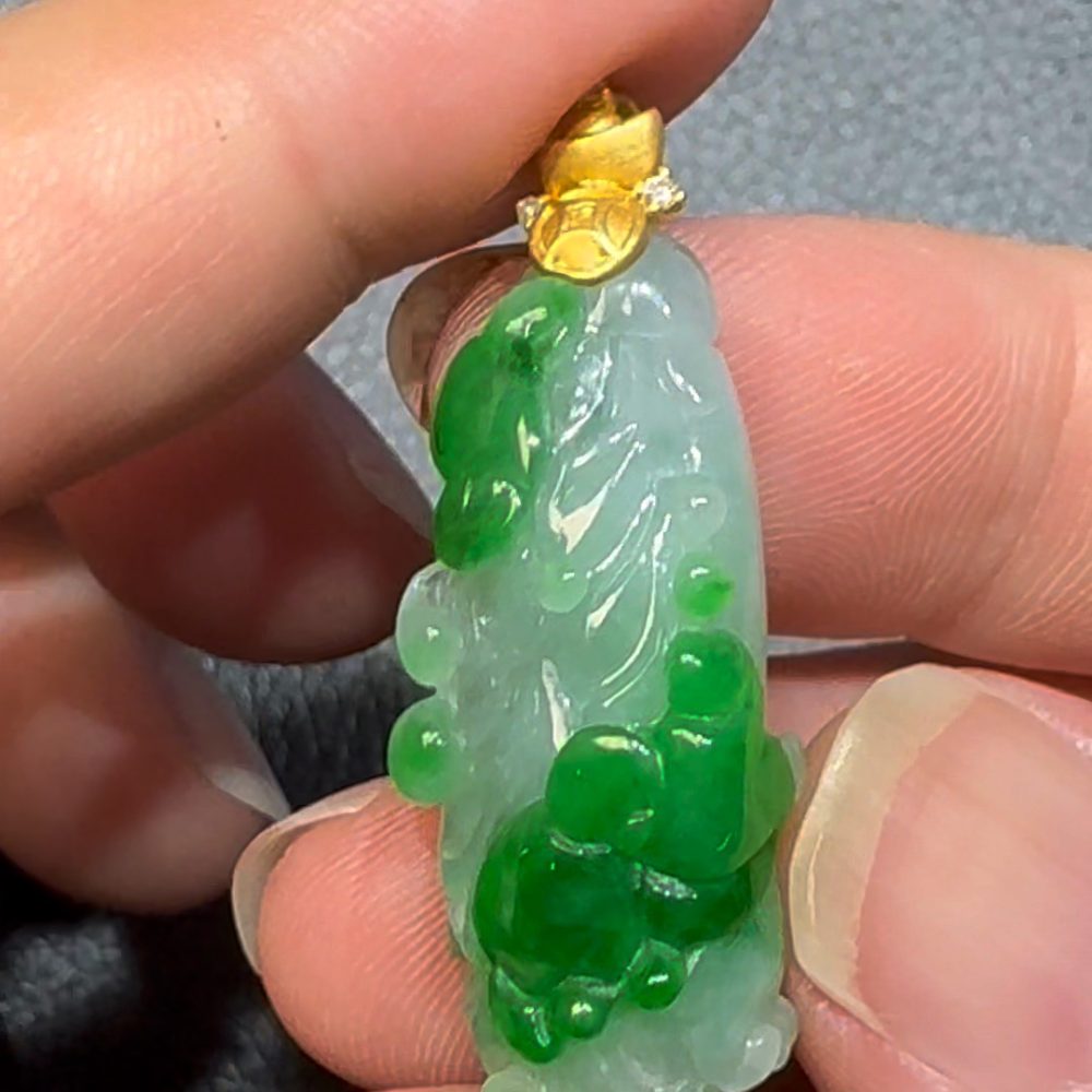 翡翠直播商品#99-18K翡翠玉器陽綠生財生菜吊墜