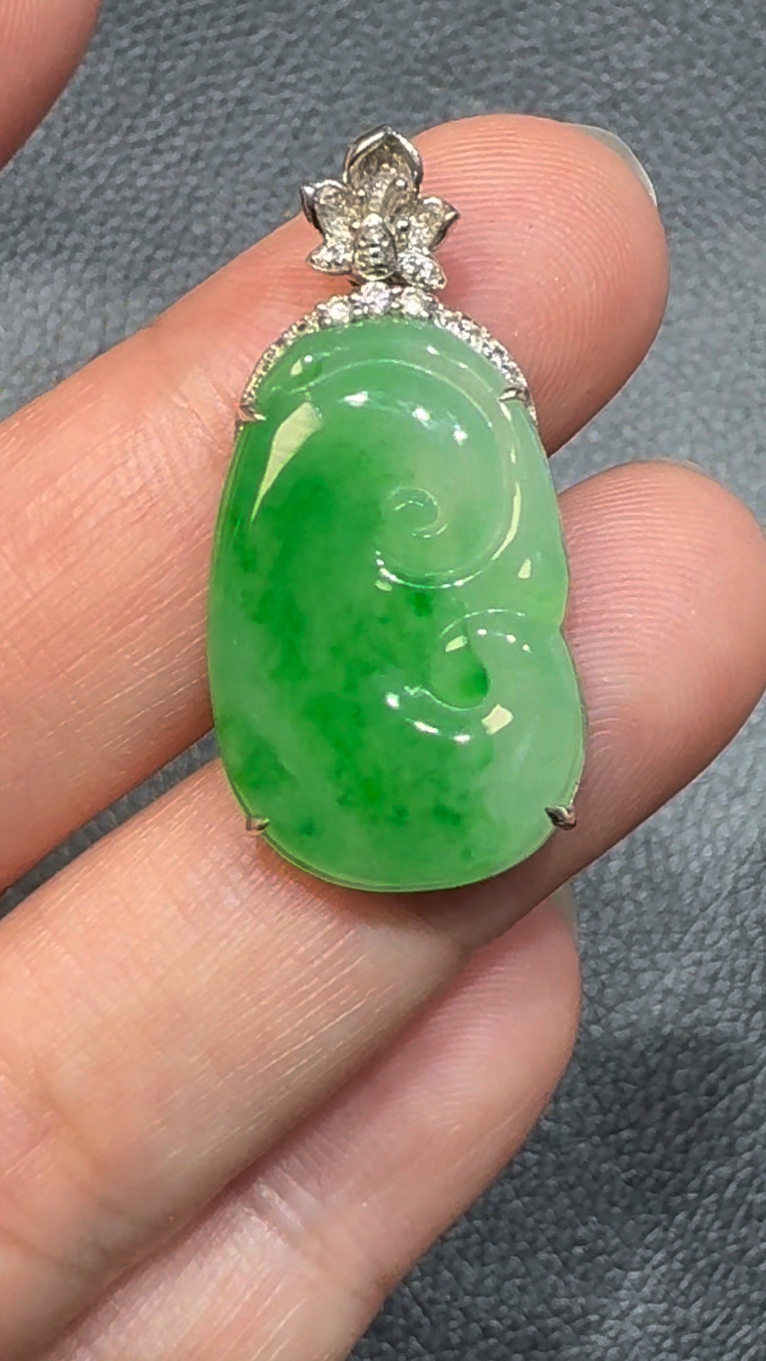翡翠直播商品#101-18K白金鑽石翡翠如意吊墜 1 翡翠直播商品#101-18K白金鑽石翡翠如意吊墜