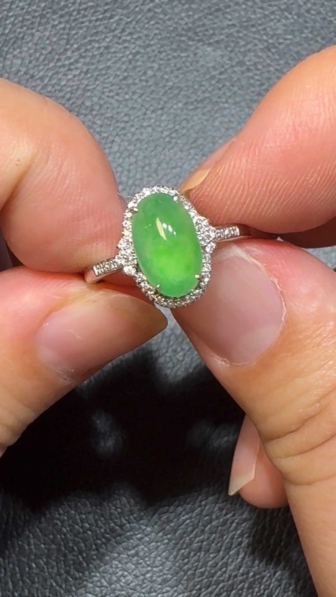 翡翠直播商品#105-18K白金鑽石翡翠綠色蛋面戒指 1 翡翠直播商品#105-18K白金鑽石翡翠綠色蛋面戒指