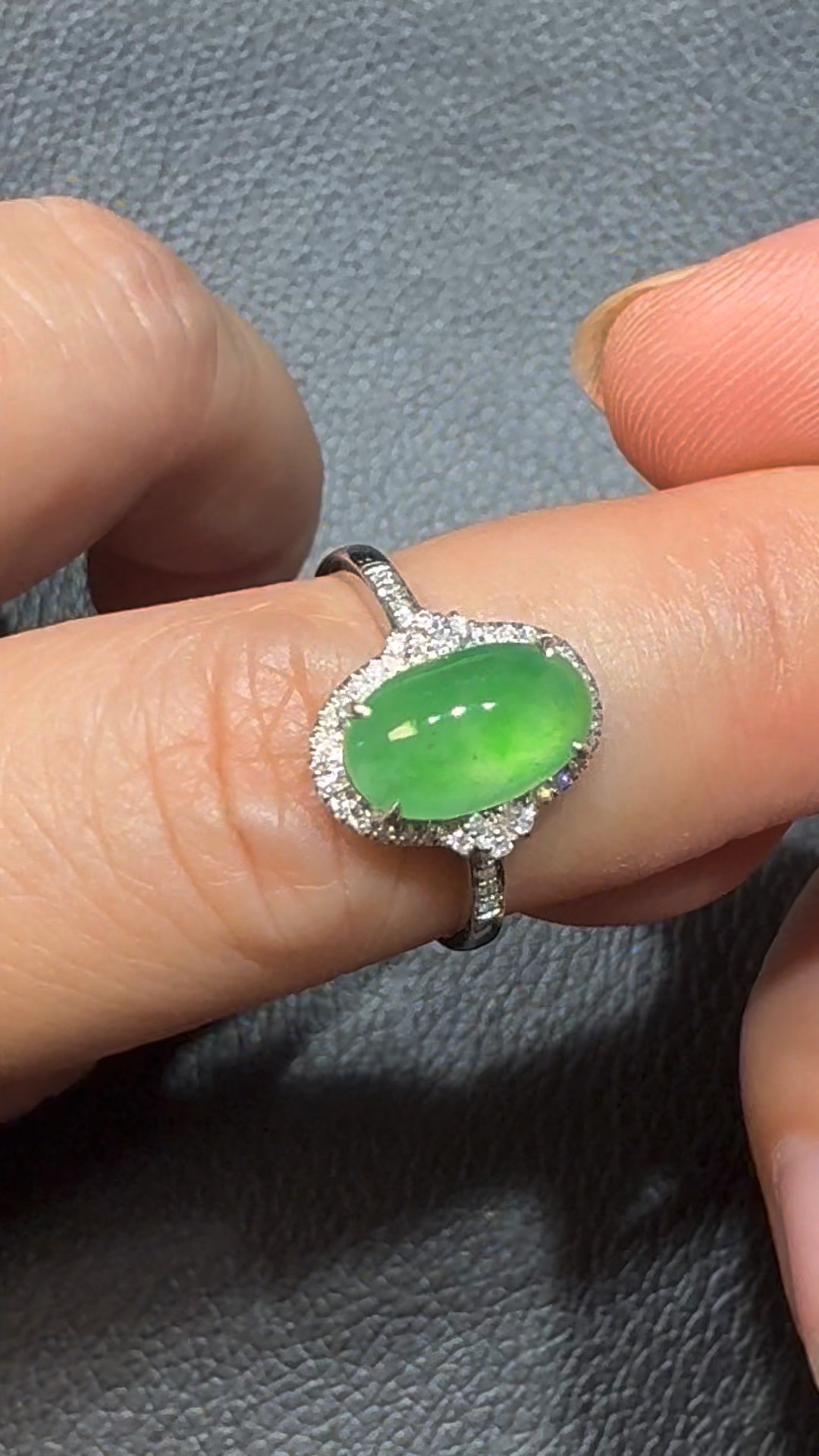 翡翠直播商品#105-18K白金鑽石翡翠綠色蛋面戒指 3 翡翠直播商品#105-18K白金鑽石翡翠綠色蛋面戒指 - Image 3