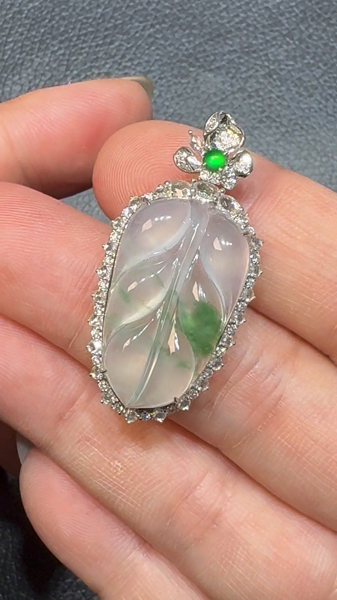 翡翠直播商品#109-18K白金鑽石翡翠樹葉吊墜 1 翡翠直播商品#109-18K白金鑽石翡翠樹葉吊墜