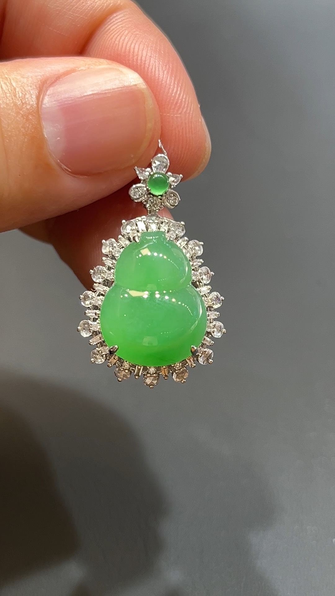 翡翠直播商品#210-18K白金鑽石鑲嵌葫蘆吊墜 1 翡翠直播商品#209-18K白金鑽石鑲嵌紫羅蘭無事牌吊墜