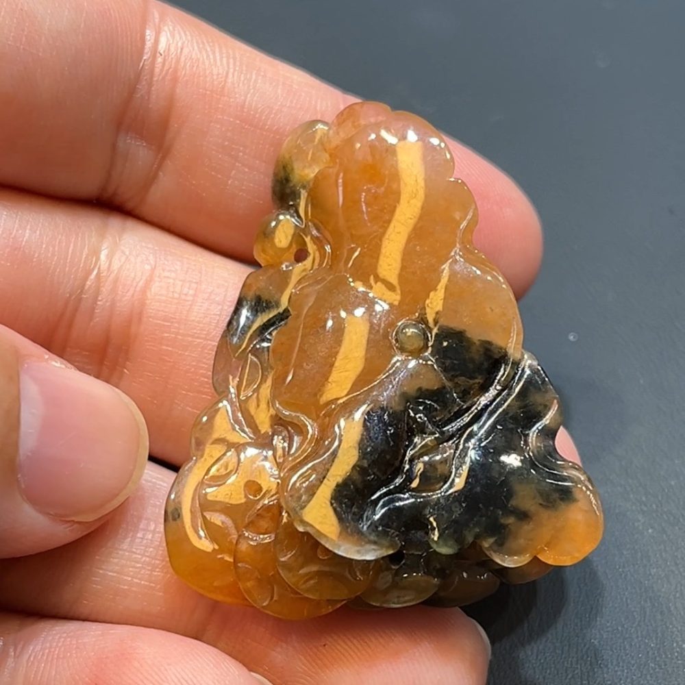 翡翠直播商品#226-紅翡帶烏鷄特色荷葉翡翠吊墜