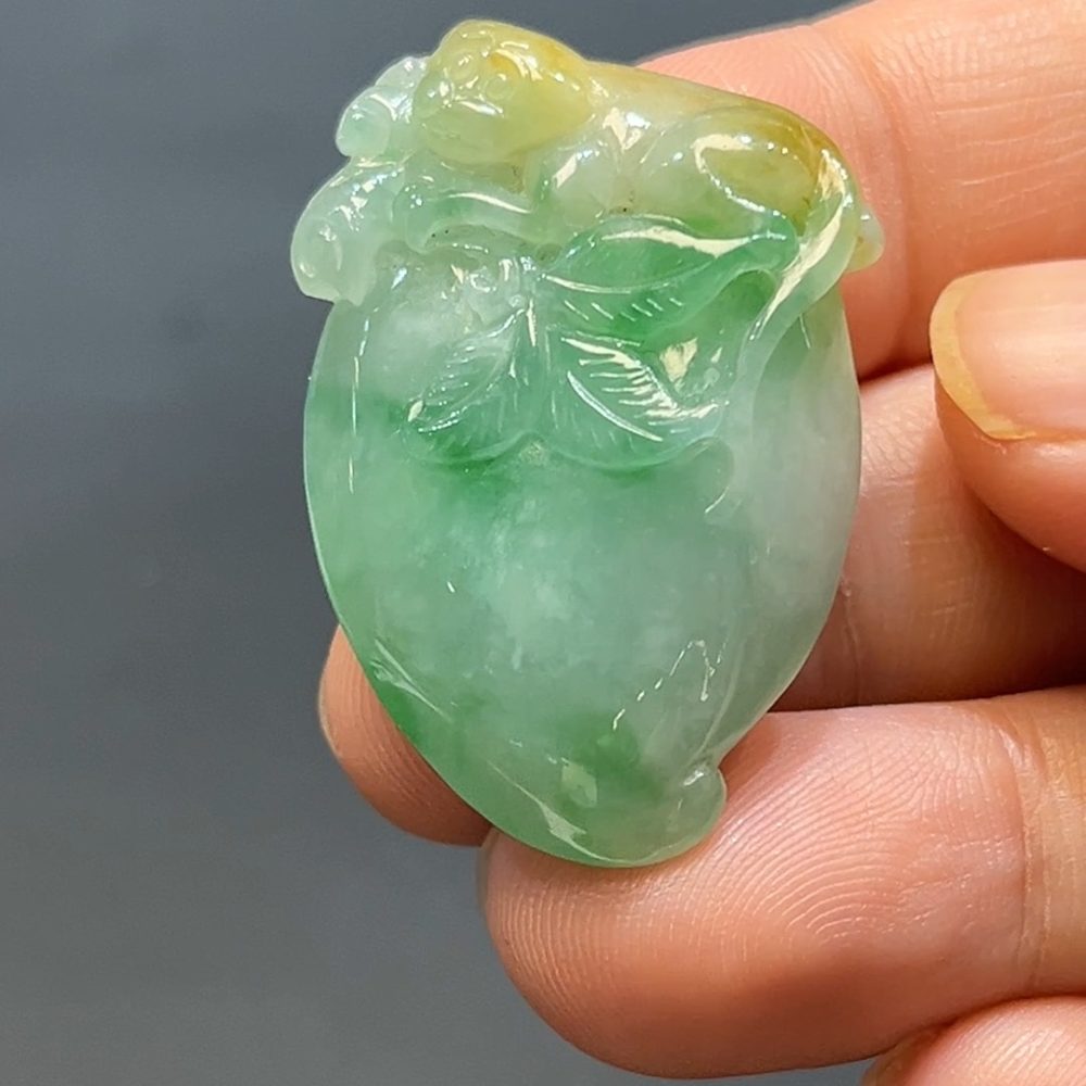 翡翠玉器天然A級翡翠三彩猴桃報喜吊墜 翡翠直播#244